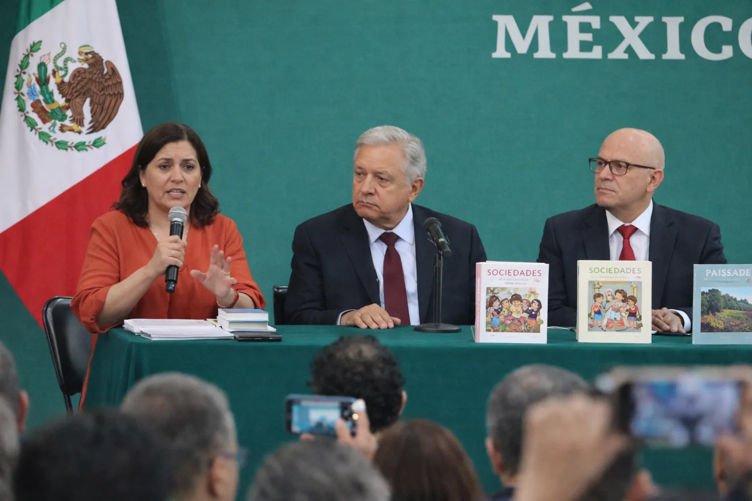 Debate libros texto México Marx Arriaga salida controversia Claudia Sheinbaum Mario Delgado mujeres historia NEM