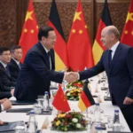 Merz se reúne con Xi Jinping en Beijing: libre comercio contra Trump, 87.000 millones de déficit y el ultimátum sobre Ucrania Merz Xi Jinping Beijing China Alemania visita comercio aranceles Trump Ucrania 25 febrero 2026