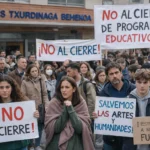 La comunidad del IES Txurdinaga Behekoa lleva dos semanas en la calle para salvar el único instituto de Bilbao que imparte Bachillerato de Artes en castellano y en euskera IES Txurdinaga Behekoa protestas cierre bachillerato artes Bilbao 2026 manifestación Arriaga Gobierno Vasco comunidad educativa