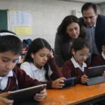 La SEP, la UNESCO y Jonathan Haidt coinciden: México necesita regular los celulares en las aulas antes de ver las consecuencias — y 79 países ya lo hicieron SEP foro Más allá de las pantallas tecnología salud mental estudiantes regulación celulares aulas México 2026 Mario Delgado UNESCO Jonathan Haidt Iberoamericana UNAM