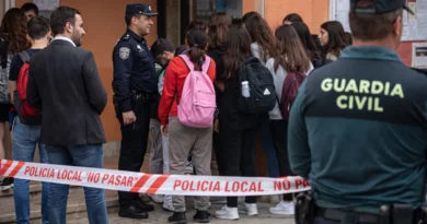 Alumnos crean un Google Classroom falso con imágenes sexuales e insultos para atacar a un profesor del IES Baltasar Porcel de Andratx — el claustro dice que no es un hecho aislado Alumnos crean un Google Classroom falso con imágenes sexuales e insultos para atacar a un profesor del IES Baltasar Porcel de Andratx — el claustro dice que no es un hecho aislado