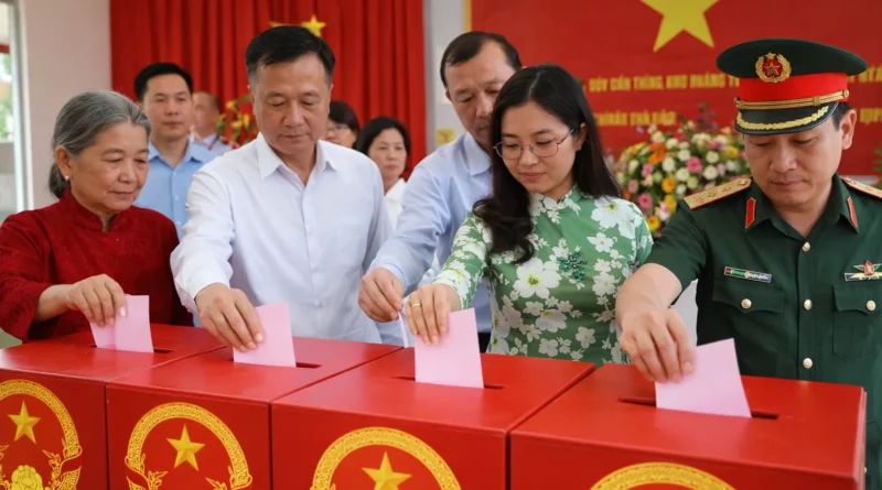 Vietnam celebra hoy sus primeras elecciones legislativas tras el XIV Congreso del Partido Comunista con 79 millones de votantes y 71% de participación al mediodía Vietnam celebra hoy sus primeras elecciones legislativas tras el XIV Congreso del Partido Comunista con 79 millones de votantes y 71% de participación al mediodía
