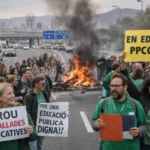 Docentes cortan la Gran Vía, la C-31 y la Ronda de Dalt en el primer día de la semana de huelga que culminará el viernes 20 con una manifestación hacia el Parlament huelga docentes Cataluña 16 marzo 2026 cortes Gran Vía C-31 Ronda Dalt A-2 USTEC Iolanda Segura semana Barcelonès Baix Llobregat viernes 20 Parlament