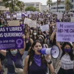 El 8M llega a los campus mexicanos: toma de la Prepa 6 UNAM, la FCPyS pide flexibilidad para el 9M y miles de universitarias marchan bajo el lema No llegamos todas marcha 8M universidades Mexico 2026 UNAM toma Prepa 6 FCPyS 9M violencia genero campus feminicidios No llegamos todas